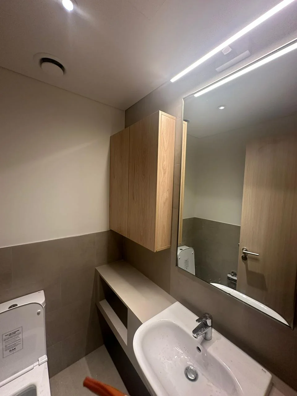 Apartment washbasin and mirror